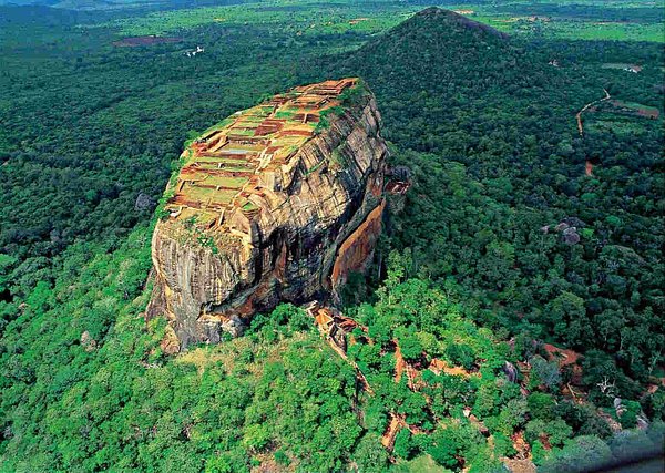 MERAVIGLIE DELLO SRI LANKA: TESORI CULTURALI E NATURA SELVAGGIA